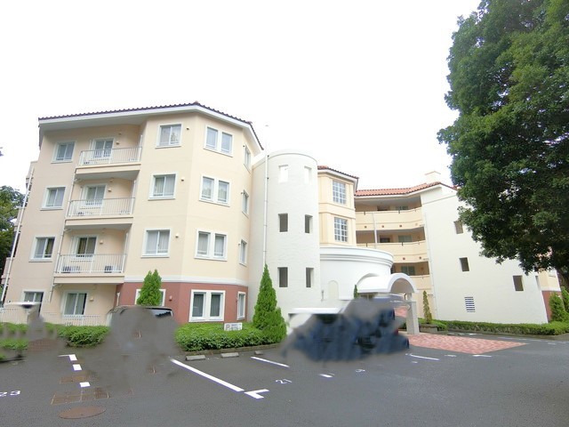 サンクタス伊豆高原アルテフォレスタ 外観と駐車場 サンクタス伊豆高原アルテフォレスタ 外観と駐車場