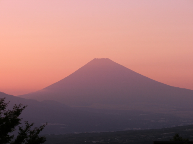 分譲地内からの眺望 夕暮れ時の富士山