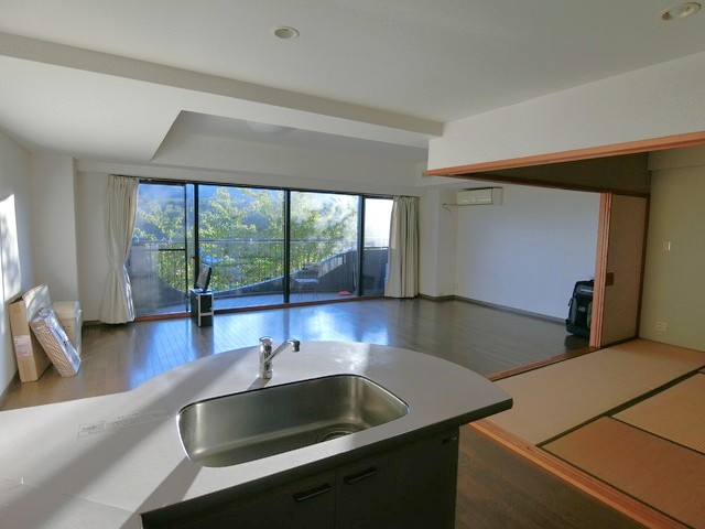 キッチンからリビングを キッチンからリビングを