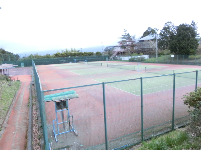 分譲地内のテニスコート