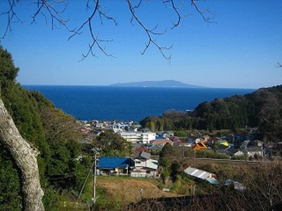 相模湾・伊豆大島を望みます。