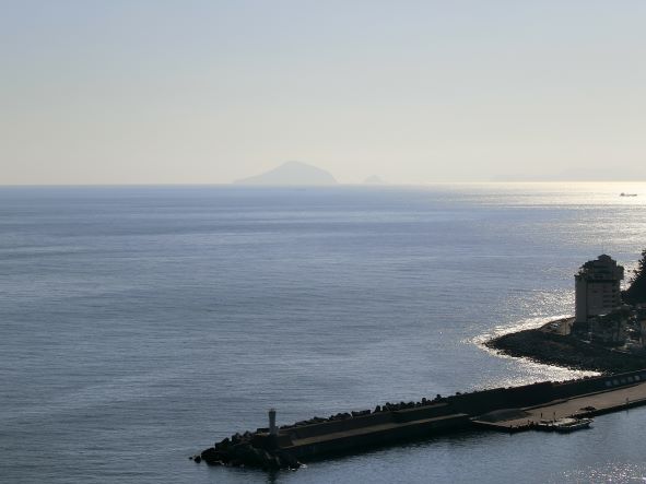 稲取港と利島